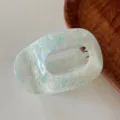Vista dettagliata di un fermaglio per capelli piatto in acetato con motivo iridescente. - Fermaglio Abalone / Blu a fantasia