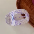 Vista dettagliata del fermaglio per capelli ovale in acetato con motivo iridescente. - Fermaglio Abalone / Viola Texturizzato