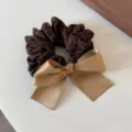 Vista de detalle de coletero con estampado de leopardo y lazo de satén para el cabello. - Marrón Estampado Leopardo - Coletero Lazo