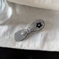 Joli clip à cheveux coréen à nœud papillon à carreaux noir et blanc avec fleur délicate. - Pince Nœud Papillon Blanc Avec Petite Fleur