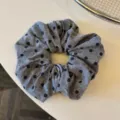 Λεπτομέρεια scrunchie σκούρου γκρι με πουά, κομψό υφασμάτινο αξεσουάρ μαλλιών για καθημερινή χρήση. - Λαστιχάκι Πουά / Γκρι