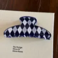 Gros plan d'une pince à cheveux élégante en acétate avec motif argyle bleu marine. - Grande Forme d'éventail / Bleu Marine
