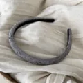Dettaglio fascia per capelli in tessuto grigio, accessorio minimalista con texture fine e design. - Fascia Stretta con Fiocco / Grigio