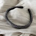 Vista dettagliata di un elegante cerchietto in tessuto a quadri nero e grigio quotidiano. - Cerchietto Stretto a Righe / Grigio