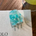 Vue détaillée de la pince à cheveux en acétate bleu et blanc avec un élégant motif marbré. - Bleu lac