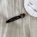 Primer plano de una elegante horquilla negra con un corazón con estampado de leopardo. - Clip BB de Corazón de Satén Leopardo