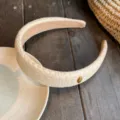 Serre-tête en paille tissée beige avec détail en métal doré chic, accessoire élégant pour femmes. - Serre-tête / Beige