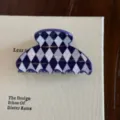 Gros plan détaillé d'une pince à cheveux en acétate à motif argyle bleu et blanc, design chic. - Petite Forme d'éventail / Bleu Marine