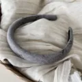 Elegante fascia per capelli in tessuto grigio scuro con motivo discreto, accessorio quotidiano. - Cerchietto Medio con Fiocco / Grigio