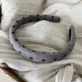 Dettaglio del cerchietto imbottito grigio a pois, che mostra la morbida consistenza. - Cerchietto Medio a Pois / Grigio