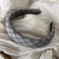 Cerchietto per capelli in tessuto a quadri grigi, accessorio per capelli elegante. - Cerchietto Largo a Righe / Grigio