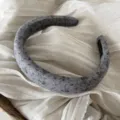 Vista dettagliata del cerchietto imbottito grigio scuro con stampa floreale sul tessuto di lino. - Cerchietto Largo Floreale / Grigio