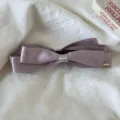 Elegante molletta per capelli con fiocco in raso viola, fermaglio dolce per code di cavallo. - Pinza Banana Fiocco Targhetta Argento - Fiocco Piatto Viola