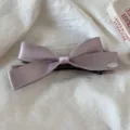 Molla per capelli con fiocco in raso viola elegante clip a banana dolce accessorio verticale - Pinza Banana Fiocco Targhetta Argento - Fiocco Tridimensionale Viola