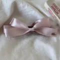 Molla per capelli con fiocco in satin rosa elegante clip a banana dolce coda di cavallo accessorio - Pinza Banana Fiocco Targhetta Argento - Fiocco Tridimensionale Rosa
