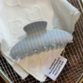 Detalle de la pinza para el cabello de acetato a rayas azules, elegante gancho. - Pinza en Abanico Azul Raya