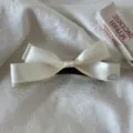 Molla per capelli con fiocco in raso stile coreano, elegante clip banana avorio. - Pinza Banana Fiocco Targhetta Argento - Fiocco Tridimensionale Beige