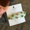 Primer plano detallado de una pinza para el cabello retro con strass floral verde claro. - Verde