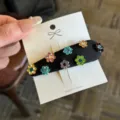 Raffinata molletta per capelli con fiori di strass, elegante fermaglio laterale lucido. - Nero Multicolore