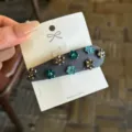 Horquilla de tela gris con detalles de flores de strass brillantes y elegantes. - Gris
