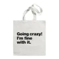 Detailweergave van canvas shopper met opvallende zwarte typografische print op wit. - Stijl 16 / 35*40