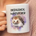 Weißer Keramik-Kaffebecher mit süßem Aquarell-Igel-Design und lustigem Spruch für Tierfans. - Aquarell-Igel-Stil (07) / 350 Einheiten/Packung
