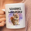 Detailaufnahme einer Keramiktasse mit niedlichem Eichhörnchen Motiv und witzigem Spruch Text. - Einhörnchen-Stil (05) / 350 Einheiten/Packung