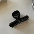 Molla per capelli nera lucida con design a croce, elegante pinza media per acconciature. - Nero