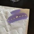 Primo piano di un fermaglio per capelli viola opaco decorato con strass lucidi a stella. - Artiglio per Capelli Piccolo Viola