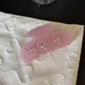 Primo piano dei dettagli di una pinza per capelli rosa satinata decorata con strass. - Artiglio per Capelli Piccolo Rosa