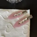 Primo piano dettaglio mollette per capelli rosa in acetato con strass a cuore e fermagli. - Fermaglio Senza Traccia Strass Cuore Rosa