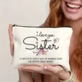 Nahaufnahme der Canvas Kosmetiktasche mit Schwestern Spruch und Blumen Print. - Reguläre Passform / Weiß