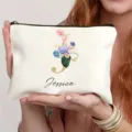 Bolso de maquillaje personalizado con letra floral y cremallera para uso diario. - Estilo J
