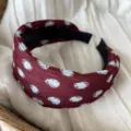 Diadema ancha de lunares retro coreana para mujeres elegante accesorio para el pelo detalle vista - Burdeos