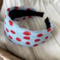 Primer plano detallado de la diadema plisada retro coreana con patrón de lunares rojos. - Azul