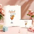 Detailaufnahme von Leinentagetasche und Etui-Set mit Cocktail-Druck, süße ästhetische Deko. - Zweiteiliges Set (Inklusive Große Tasche und Kosmetiktasche) / Cremeweiß Stil 1