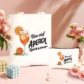 Detaillierte Ansicht des weißen Canvas-Taschensets mit stilvollem Cocktail-Druck. - Cremeweiß Stil 4