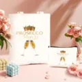 Nahaufnahme der Stofftasche und Kosmetiktasche mit goldenem Prosecco-Kronen-Druck. - Cremeweiß Stil 15