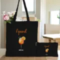 Detailaufnahme einer schwarzen Segeltuchtasche und Kosmetiktasche mit Cocktail-Druck. - Zweiteiliges Set (Inklusive Große Tasche und Kosmetiktasche) / Schwarz Stil 1