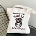 Detailansicht der Tragetasche mit Blumenmuster und Spruch für Hundemütter und Pflegekräfte. - Haustier Mama Bunte Blumen Stil / L