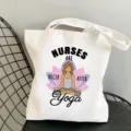 Detailansicht der weißen Canvas-Tragetasche mit Yoga-Krankenschwester-Druck und Trägern. - Yoga Figur Thema Slogan Stil / L
