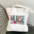 Weißer Segeltuch Tragetasche mit Krankenschwester Motiv, Freizeittasche und Shopper. - Bunte Wortillustration Stil / L