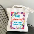 Weisse Segeltuchtasche mit Blumenrand und Pflegeleiter Druck für den täglichen Gebrauch. - Blumenrahmen Tribut Stil / L