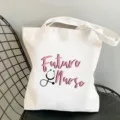 Detailansicht einer weißen Canvas-Tasche mit rosa Future Nurse und Stethoskop-Druck. - Stethoskop Strichzeichnung Stil / L