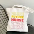 Lässige weiße Canvas Tragetasche mit Future Nurse Print, praktische Umhängetasche für Alltag. - Retro Überdruckte Kunstbuchstaben Stil / L