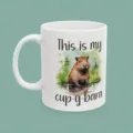 Detailansicht der weißen Keramiktasse mit einem süßen Wasserschwein und tollem Spruch. - Capybara-Stil (02) / 350 Einheiten/Packung