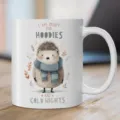 Detailaufnahme der Keramik Kaffeetasse mit süßem Igel, gemütliches Herbstdesign, glatte Textur. - Igel / 350 Einheiten/Packung