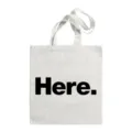 Gedetailleerd overzicht van witte canvas tote bag met zwarte letteropdruk, dagelijks gebruik. - Stijl 8 / 35*40