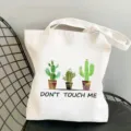 Borsa tote in tela bianca con graziosa stampa di cactus e design alla moda per uso quotidiano. - Stile Slogan DON'T TOUCH ME (11)