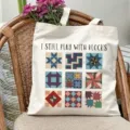 Tsanta tote apo kamva me diaskedastiko sxedio block quilt kai frasi, antoxhs tsanta. - Πλέγμα Γεωμετρικού Πάτσγουορκ